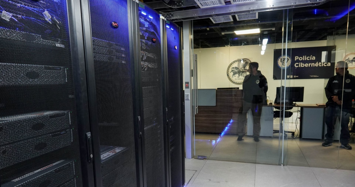 La Unidad de Policía Cibernética alerta a los usuarios de la red sobre los riesgos de compartir la ubicación en tiempo real a través de una red social.