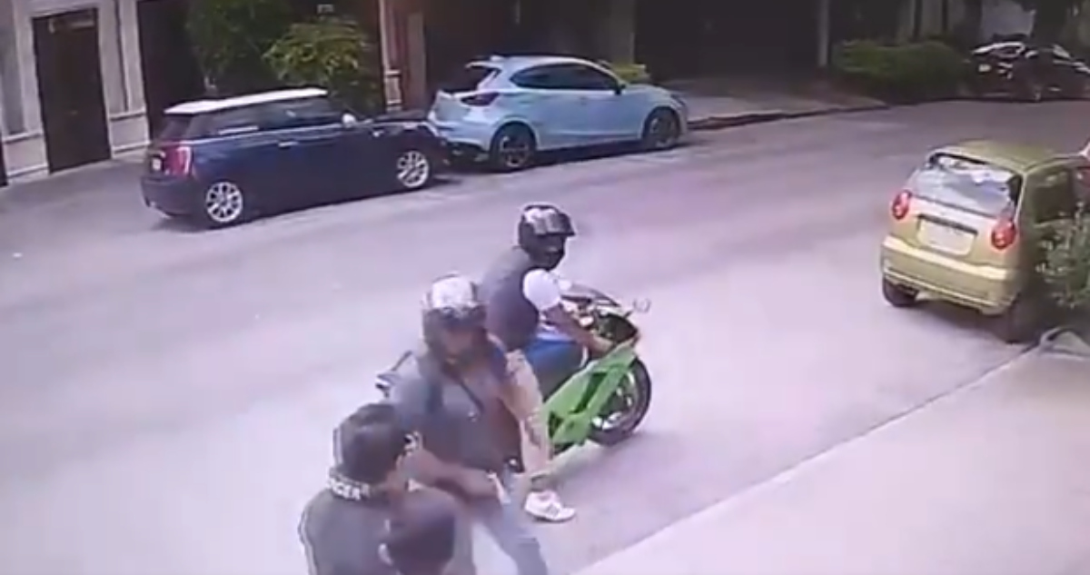 VIDEO ¬ Dos hombres asaltan a cuatro en la colonia Del Valle; la SSC detiene a uno.