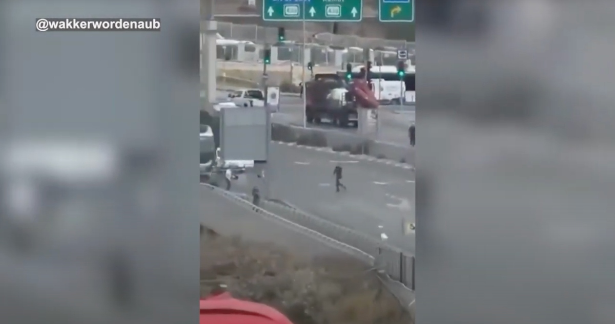 Al menos seis personas murieron y varias resultaron heridas a causa de un ataque contra un autobús en un cruce en una de las entradas a la ciudad de Jerusalén.