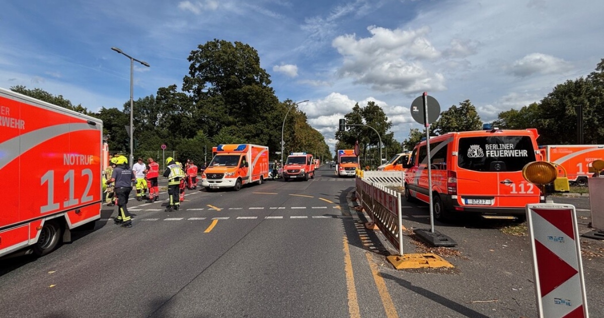Un automóvil arrolló hoy a un grupo de personas en la capital alemana, Berlín, hiriendo a varias, entre ellas niños, informaron medios de comunicación locales.