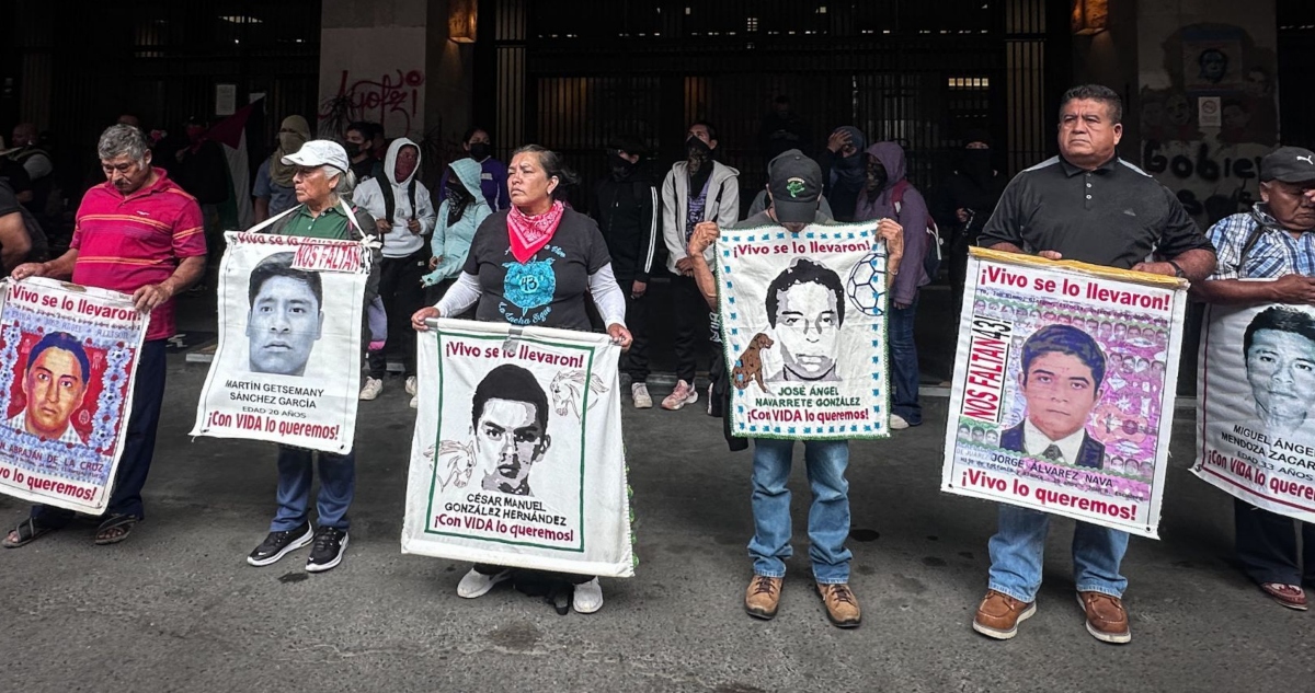 A un día de cumplirse 11 años de la desaparición de los 43 normalistas de Ayotzinapa, manifestantes encapuchados derribaron la puerta del Campo Militar 1.