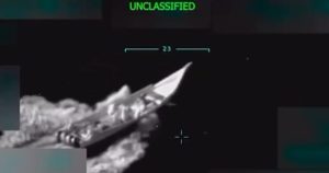 Uno de los ataque de EU a una lancha en el Caribe habría tenido sobrevivientes que ordenaron eliminar en un segundo ataque.