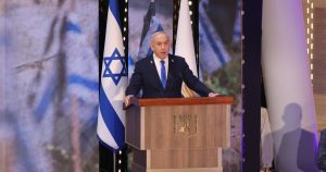 Un grupo de manifestantes prendió fuego a varios vehículos y contenedores cerca de la residencia en Jerusalén del Primer Ministro de Israel, Benjamin Netanyahu.