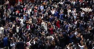 El Congreso se llenó de representantes electos en contiendas sin competencia. La oposición legal era tolerada como ornamento. El resto se barría con el aparato.