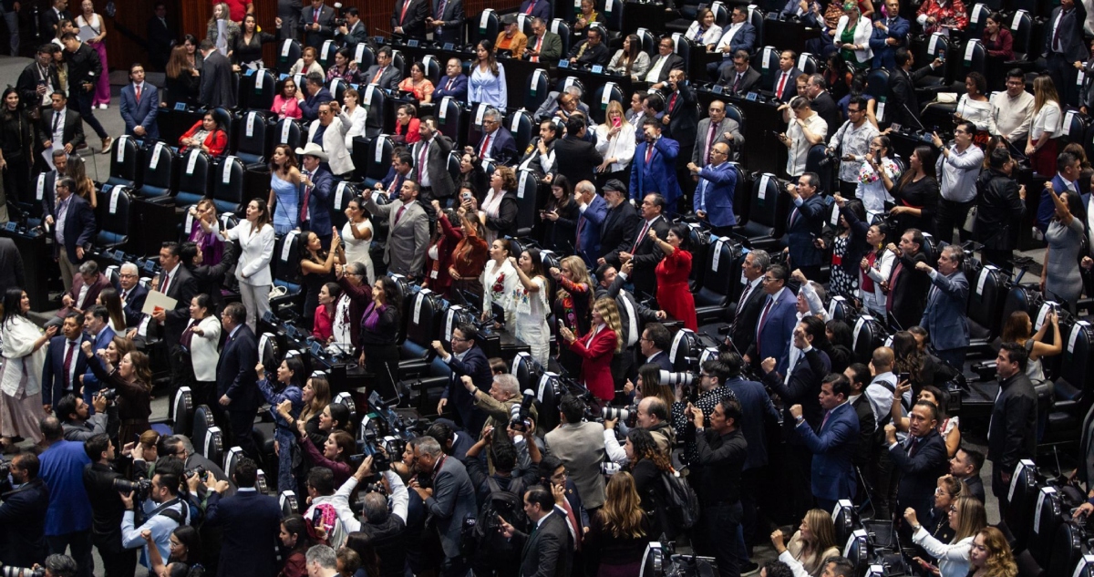 El Congreso se llenó de representantes electos en contiendas sin competencia. La oposición legal era tolerada como ornamento. El resto se barría con el aparato.