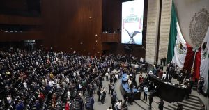 La lección quedó clara: el Congreso mexicano no nació para deliberar, sino para obedecer. O, en todo caso, para obedecer mientras se disimula.