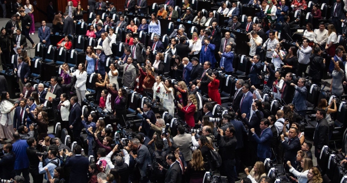 El Congreso se llenó de representantes electos en contiendas sin competencia. La oposición legal era tolerada como ornamento. El resto se barría con el aparato.