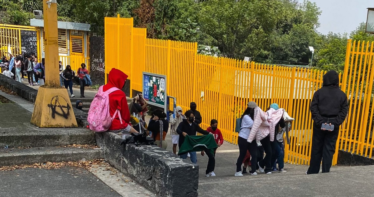 Un estudiante del Colegio de Ciencias y Humanidades Sur, de la UNAM, murió esta tarde tras ser atacado con arma blanca por otro alumno que ingresó al plantel vestido de negro y encapuchado.