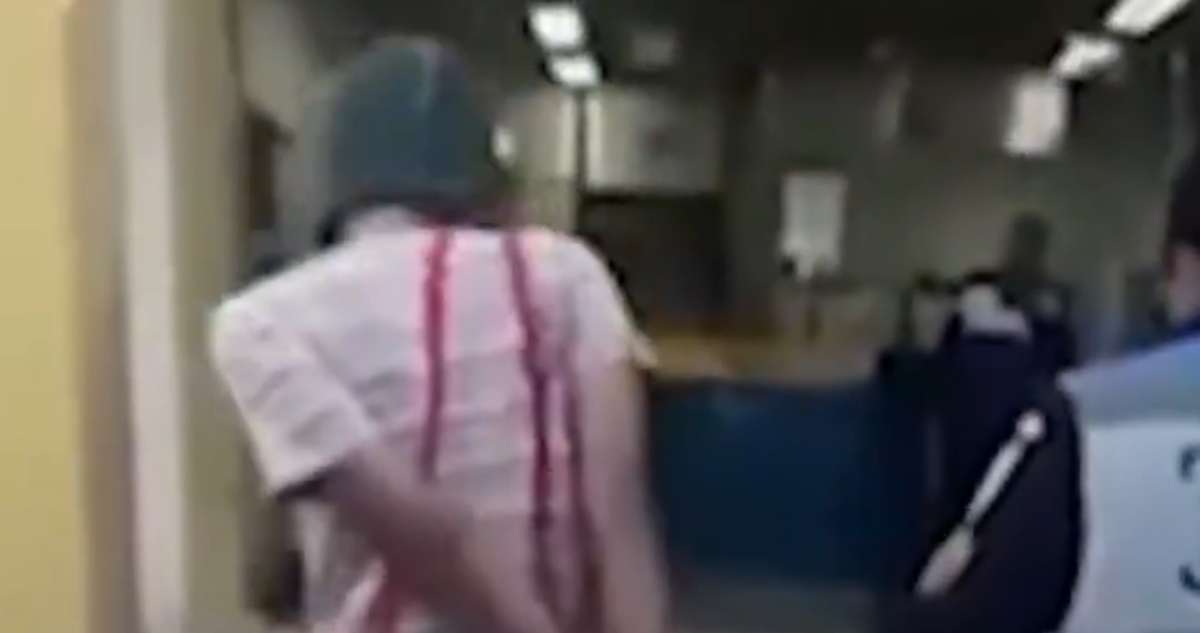 Joven disfrazado de "El Chavo del 8" fue detenido en Brasil por portación de drogas.