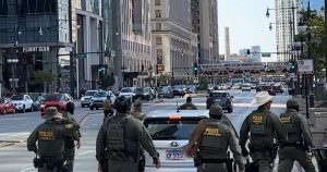 Repartidor logra escapar de una redada del ICE.