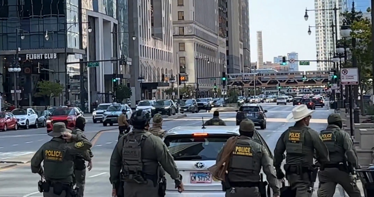 Repartidor logra escapar de una redada del ICE.