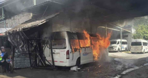 A pesar de la vigilancia con la que amaneció Chilpancingo, Guerrero, en medio de una ola de violencia, una camioneta de transporte público fue incendiada.