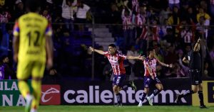 Chivas vence al América en el clásico del futbol mexicano
