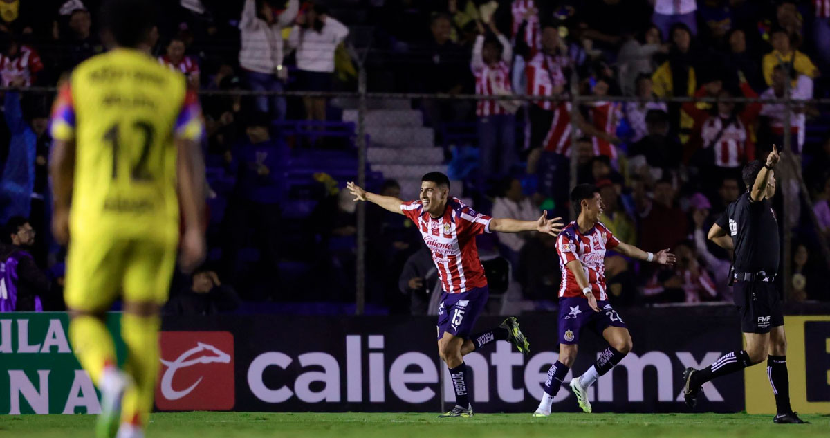 Chivas vence al América en el clásico del futbol mexicano