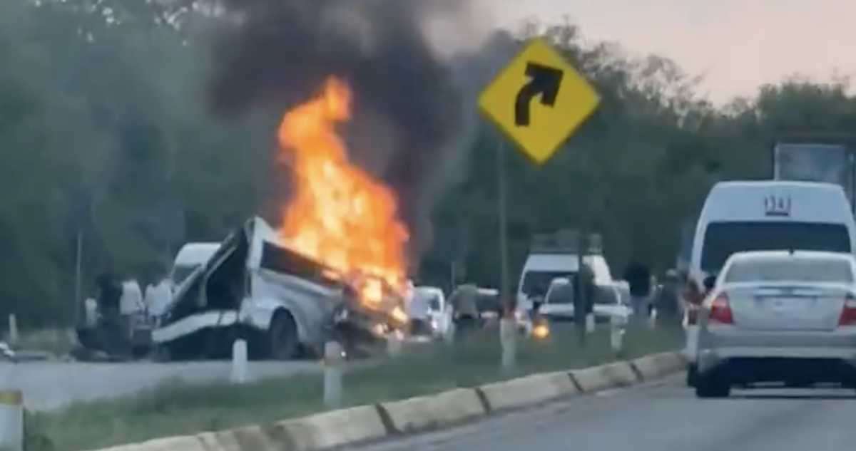 Un choque ocurrido en la carretera Mérida-Campeche dejó un saldo de 15 personas muertas y dos lesionadas, informó la SSP de Yucatán.