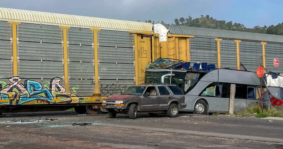 Un tren embistió a un autobús de pasajeros en la carretera Atlacomulco-Maravatío, lo que dejó un saldo de 10 muertos y 41 lesionados, reportó PC del Edomex.