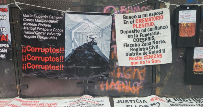 El colectivo "Justicia para nuestros deudos" se manifestó frente a Palacio Nacional para pedir que el Gobierno federal atraiga el caso del crematorio Plenitud.