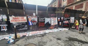 El colectivo "Justicia para nuestros deudos" se manifestó frente a Palacio Nacional para pedir que el Gobierno federal atraiga el caso del crematorio Plenitud.