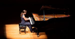 Cultura comunitaria y alta cultura en la 4T: entre la voz del barrio y la sala de concierto