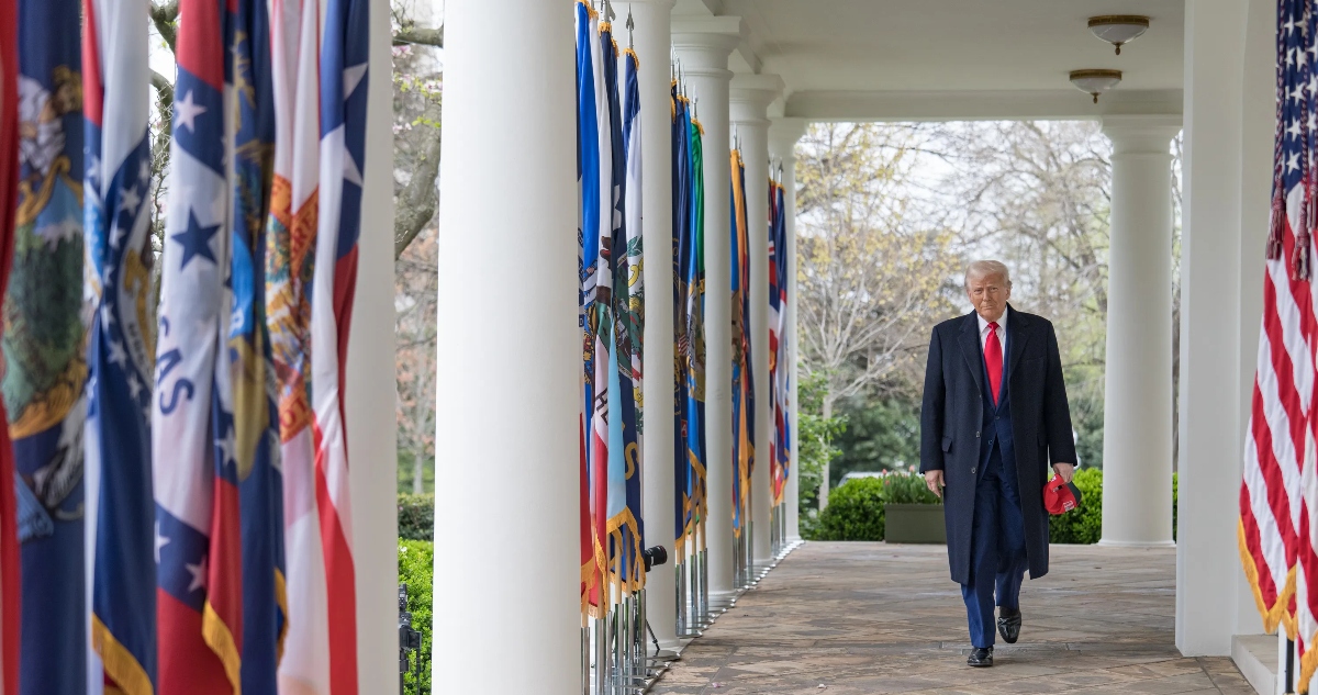 El Presidente Donald Trump ha abierto un frente tras otro en las últimas semanas, luego de que en verano sufrió por sus lazos con Jeffrey Epstein.