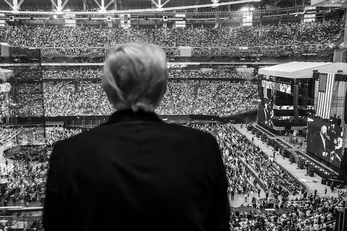 La derecha trumpista ha convertido a Charlie Kirk en una especie de pastor para nuevas generaciones más conservadoras, que recuperaron el poder del EU blanco.