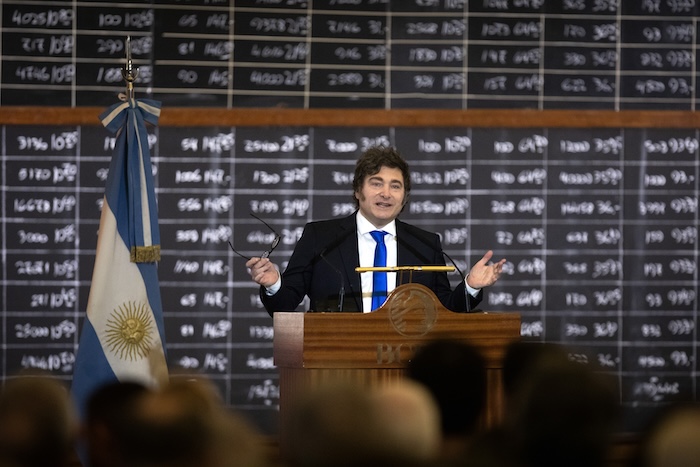 Argentina empieza a sentirse ansiosa y con ira. Al Presidente Javier Milei se le está acabando el tiempo y la única alternativa es endeudar más a la Argentina.