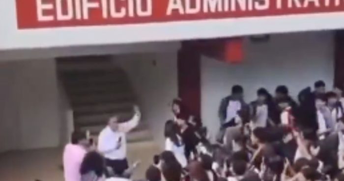 Estudiantes del Cetis 78 en Altamira golpearon a un docente acusado de acoso; autoridades suspendieron clases e iniciaron investigaciones.