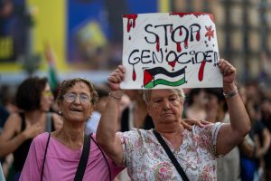 Protestas pro palestinas en Barcelona que exigen frenar el genocidio de Israel en Gaza.