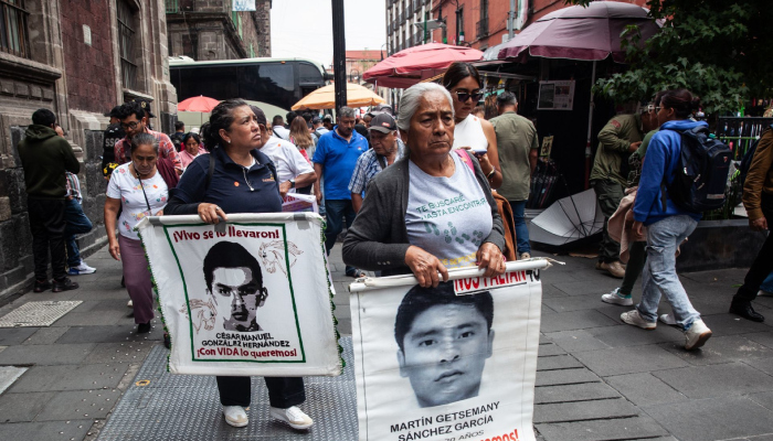Familias de los 43 normalistas de Ayotzinapa.