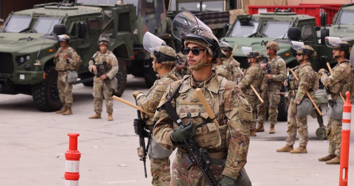Imagen del 8 de junio de 2025 de soldados de la Guardia Nacional vigilando en el Centro de Detención Metropolitano de Los Angeles, en Los Angeles, California, Estados Unidos.