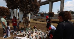 Vecinas y vecinos levantaron un memorial en honor a las víctimas de la explosión de una pipa de gas en Iztapalapa.