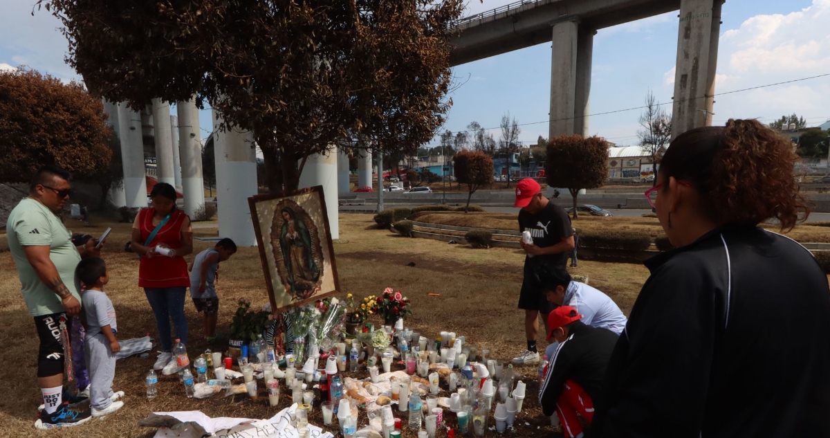 Vecinas y vecinos levantaron un memorial en honor a las víctimas de la explosión de una pipa de gas en Iztapalapa.