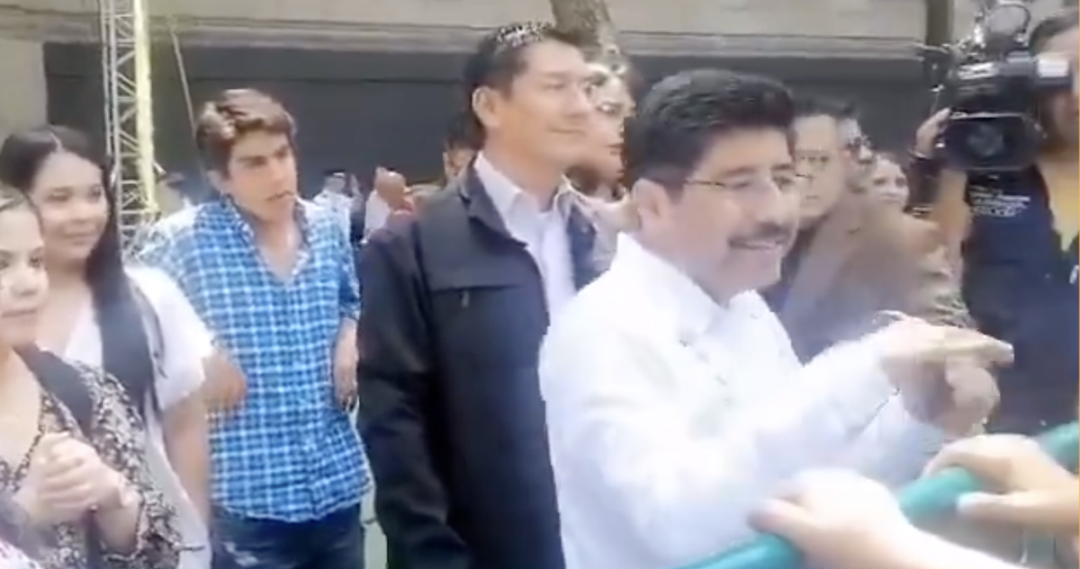 El Ministro presidente de la SCJN, Hugo Aguilar Ortiz, salió a la calle para saludar y escuchar las demandas de la ciudadanía.
