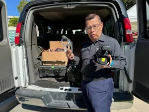 Juan José Gutiérrez, líder de la Coalición Derechos Plenos para los Inmigrantes muestra el equipo de grabación que traerán las Camionetas de la Libertad