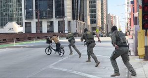 El video viral de un repartidor que insultó a Trump frente a agentes del ICE que no pudieron atraparlo se ha convertido en bandera de resistencia ante abusos.