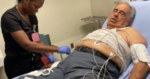 Rafie Ollah Shouhed, un migrante de origen iraní, todavía tiene problemas para respirar, después de ser brutalmente agredido por agentes del ICE.