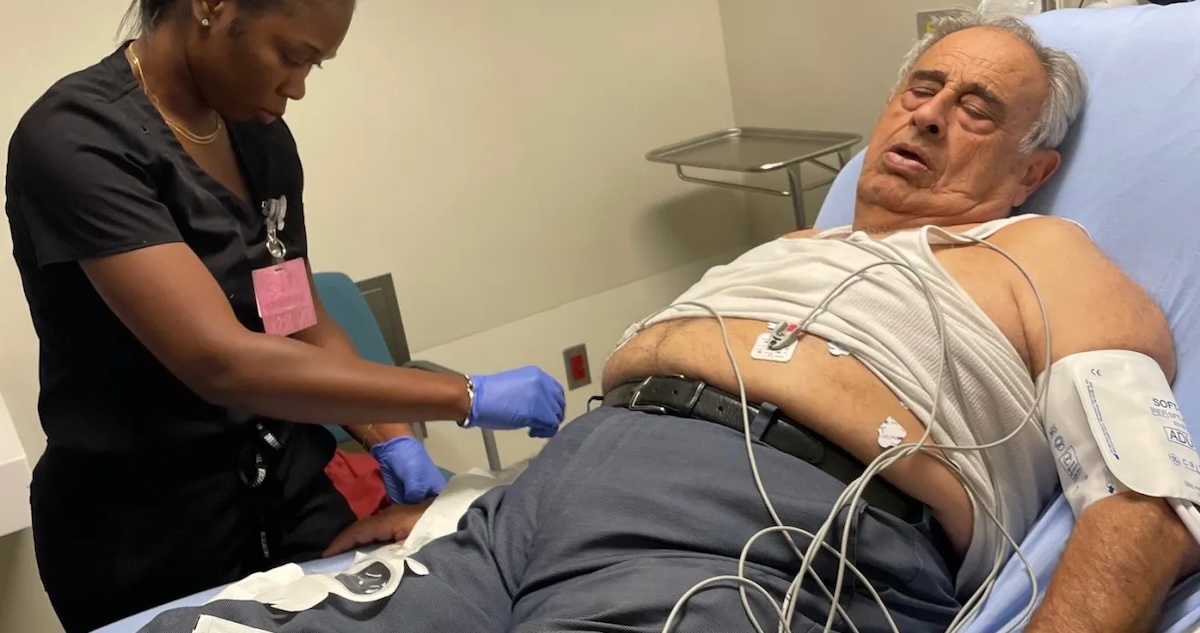 Rafie Ollah Shouhed, un migrante de origen iraní, todavía tiene problemas para respirar, después de ser brutalmente agredido por agentes del ICE.