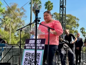 La concejal Eunisses Hernández presente en el lanzamiento de las Camionetas de la Libertad en el Parque MacArthur de Los Ángeles.
