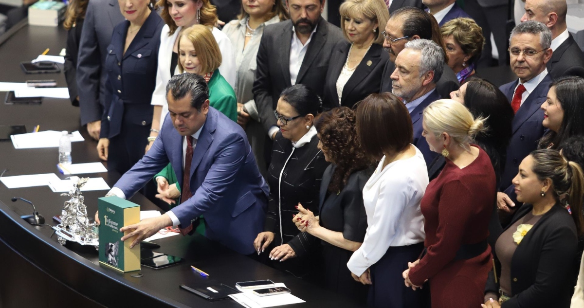 La Secretaria de Gobernación, Rosa Icela Rodríguez, entregó por escrito al Congreso de la Unión el Primer Informe de Gobierno de la Presidenta Claudia Sheinbaum Pardo.