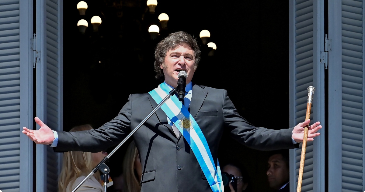 Javier Milei había prometido “dolarizar” Argentina. No lo tiene. El tipo de cambio es fijo y le cuesta al banco central mantener la moneda estable.