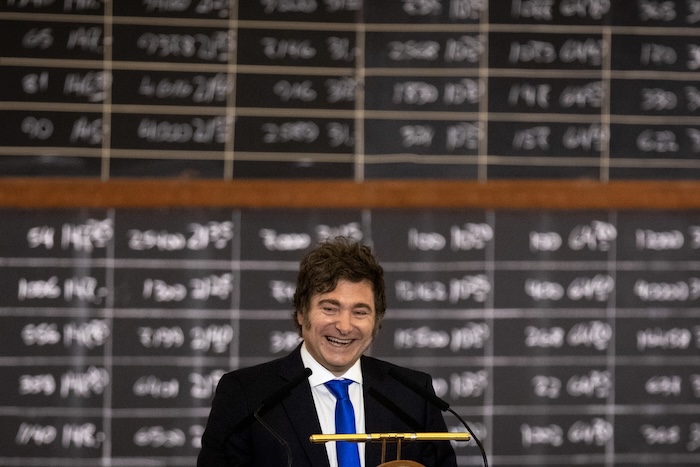 Javier Milei había prometido “dolarizar” Argentina. No lo tiene. El tipo de cambio es fijo y le cuesta al banco central mantener la moneda estable.