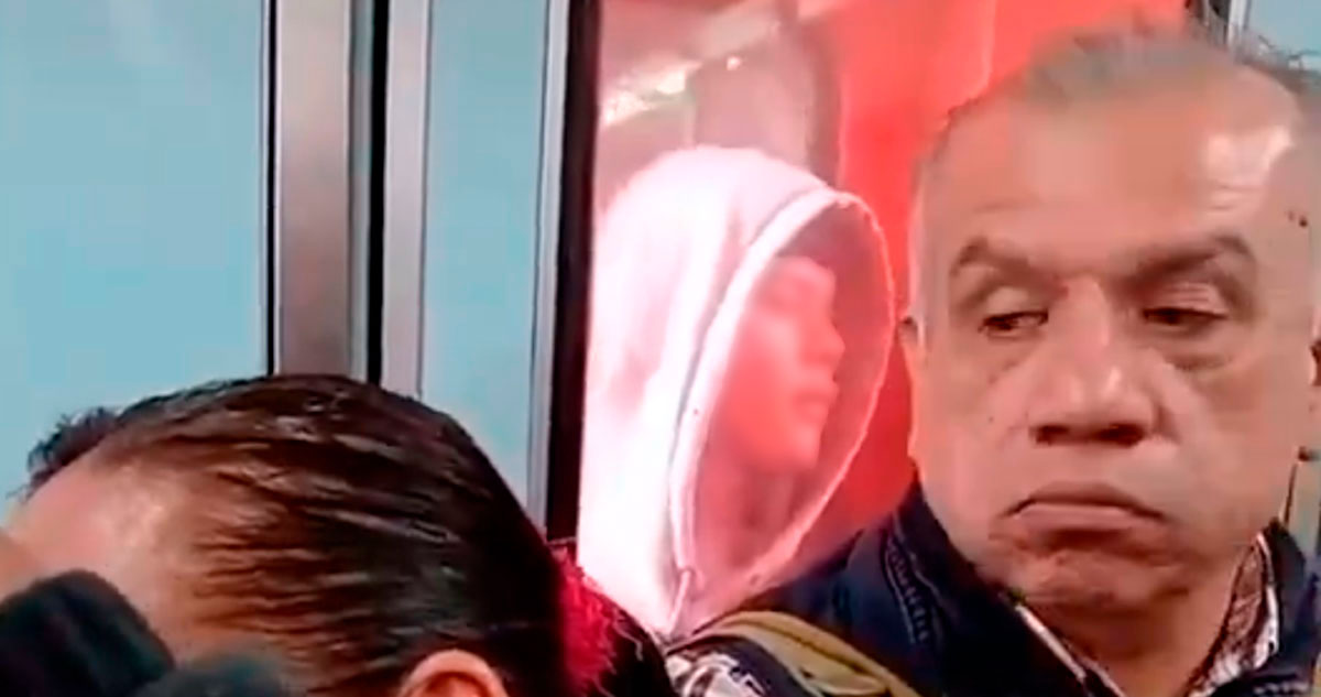 Gran controversia generó el video de un joven estudiante que fue captado en video mientras viajaba entre dos vagones del Metro de la capital del país.