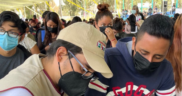 Entrega de tarjetas Jóvenes Construyendo el Futuro.