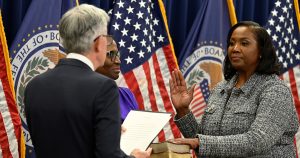 La Jueza Jia Cobb bloqueó temporalmente el intento del Presidente Donald Trump de despedir a la gobernadora de la Reserva Federal, Lisa Cook.