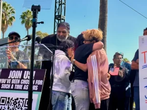 Una madre cuyo esposo se encuentra detenido por el Servicio de Inmigración y Aduanas (ICE) es reconfortada por su hijo.