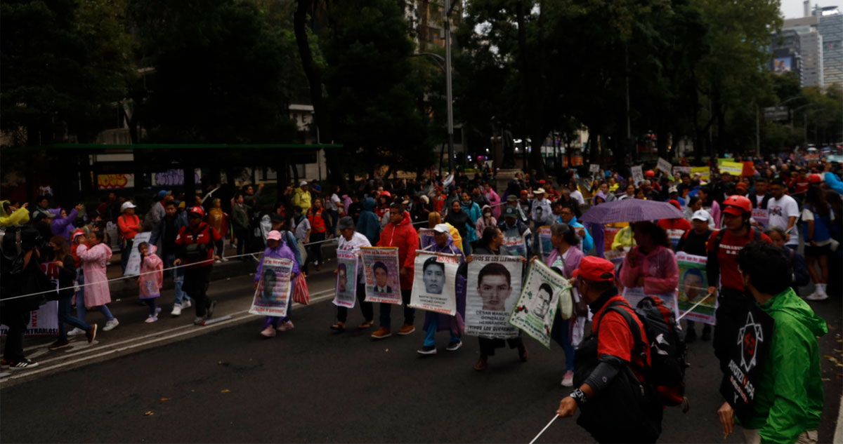 Miles marchan en la CdMx a 11 años de Ayotzinapa