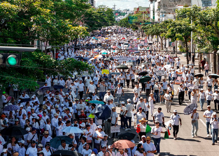 Miles de personas marcharon en Sinaloa para exigir un alto a la violencia en el estado
