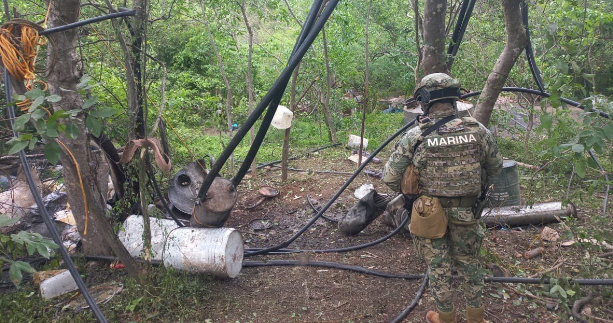 La Semar encabezó un operativo en Durango, que resultó en el desmantelamiento de dos laboratorios clandestinos y el decomiso de 21 toneladas de metanfetaminas.