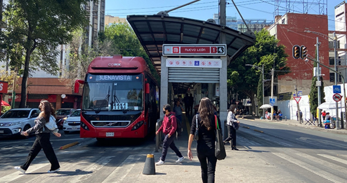 Quienes usan el Metrobús para moverse por la avenida Insurgentes, en la Ciudad de México (CdMx), tendrán una hora extra para llegar a casa los fines de semana.