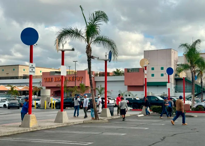 Migrantes en EU vuelven a los Home Depot a buscar trabajo pese a temor a redadas